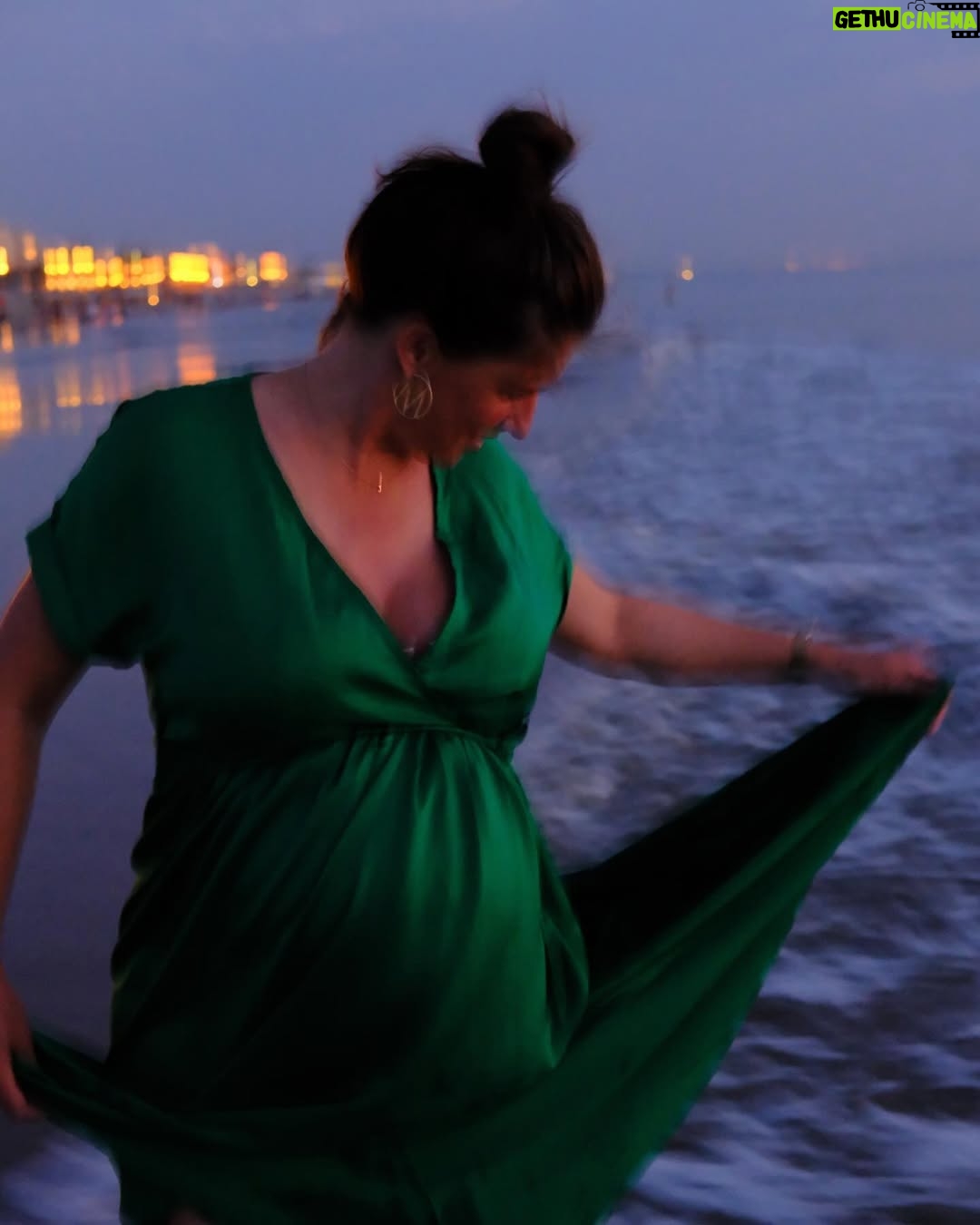 Marieke Elsinga - 40.3K Likes - De vooravond van mooie, nieuwe dingen 🌅
(op de laatste foto probeer ik m’n tenen nog te zien)
(en ‘vooravond’ is beeldspraak. Het betekent niet dat ik letterlijk mórgen beval. Of wel. Maar dat zou dan leuk toeval zijn 😄)