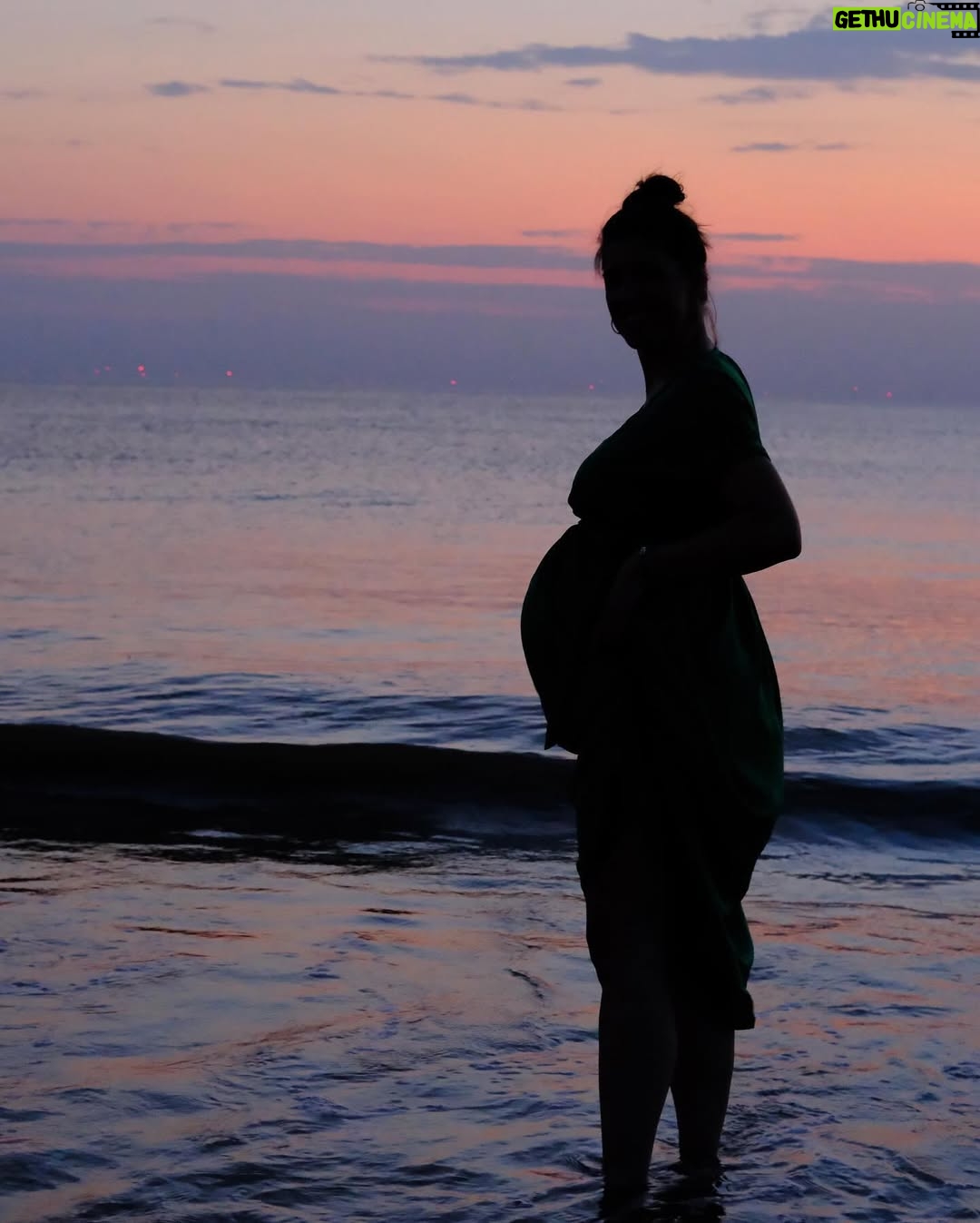 Marieke Elsinga - 40.3K Likes - De vooravond van mooie, nieuwe dingen 🌅
(op de laatste foto probeer ik m’n tenen nog te zien)
(en ‘vooravond’ is beeldspraak. Het betekent niet dat ik letterlijk mórgen beval. Of wel. Maar dat zou dan leuk toeval zijn 😄)