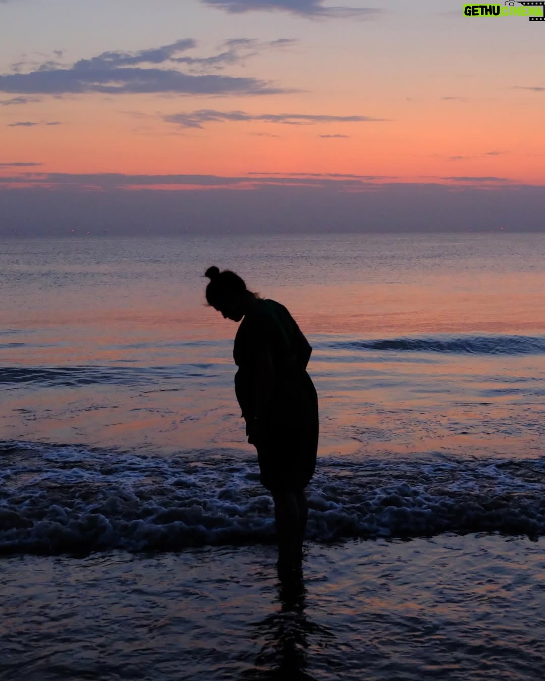 Marieke Elsinga - 40.3K Likes - De vooravond van mooie, nieuwe dingen 🌅
(op de laatste foto probeer ik m’n tenen nog te zien)
(en ‘vooravond’ is beeldspraak. Het betekent niet dat ik letterlijk mórgen beval. Of wel. Maar dat zou dan leuk toeval zijn 😄)