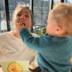 Marieke Elsinga Instagram - Mam, neem nog effe wat chips. Neem nou joh.