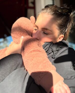 Marieke Elsinga Instagram - Zon en knuffels. All I need 💕
