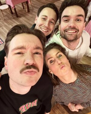 Marieke Elsinga Instagram - De deuren zijn gesloten! Komende tijd hoor je ons vanuit de Q-escape room 😍. Help ons de muzikale code te kraken! Pas dan kunnen we er weer uit.