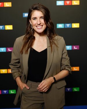 Marieke Elsinga Instagram - RTL bestaat vandaag 35 jaar 🎉 Verguld dat ik toch ook al 8 jaar voor dat wandje met die 3 letters mag staan! @rtl.nl 
Foto 1: eergister
Foto 2: 2023 (zelfde pose als foto 1…)
Foto 3: 2019
Foto 4: 2016
📸 @edwinsmulders en @williamrutten