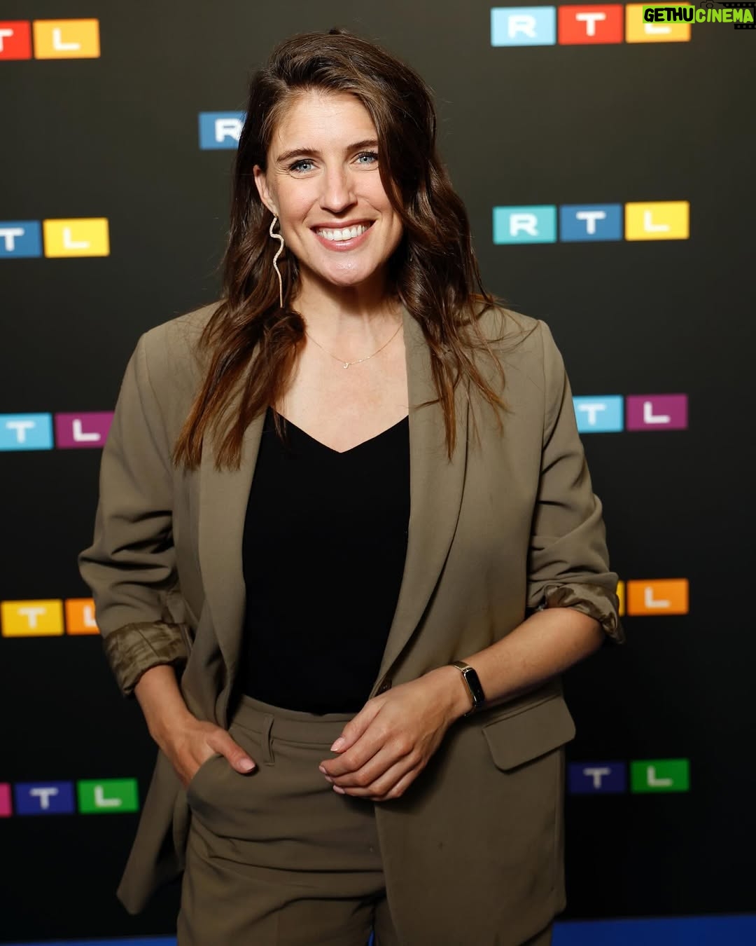 Marieke Elsinga - 14.1K Likes - RTL bestaat vandaag 35 jaar 🎉 Verguld dat ik toch ook al 8 jaar voor dat wandje met die 3 letters mag staan! @rtl.nl
Foto 1: eergister
Foto 2: 2023 (zelfde pose als foto 1…)
Foto 3: 2019
Foto 4: 2016
📸 @edwinsmulders en @williamrutten