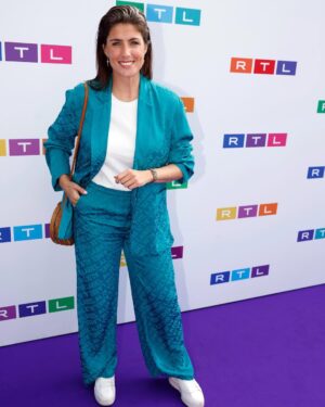 Marieke Elsinga Instagram - RTL bestaat vandaag 35 jaar 🎉 Verguld dat ik toch ook al 8 jaar voor dat wandje met die 3 letters mag staan! @rtl.nl 
Foto 1: eergister
Foto 2: 2023 (zelfde pose als foto 1…)
Foto 3: 2019
Foto 4: 2016
📸 @edwinsmulders en @williamrutten