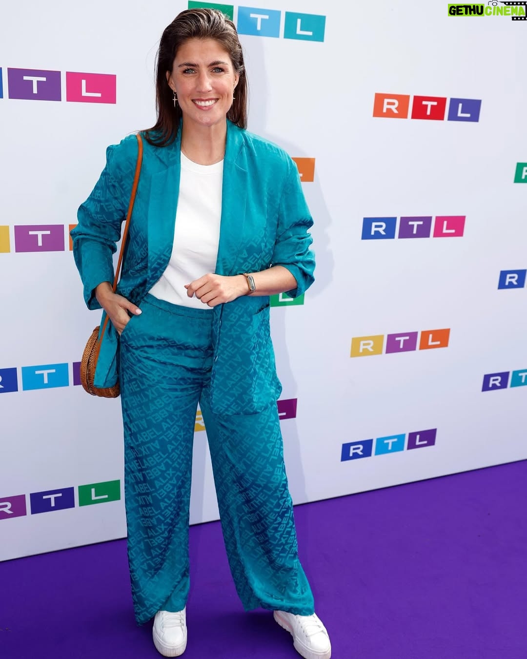 Marieke Elsinga - 14.1K Likes - RTL bestaat vandaag 35 jaar 🎉 Verguld dat ik toch ook al 8 jaar voor dat wandje met die 3 letters mag staan! @rtl.nl
Foto 1: eergister
Foto 2: 2023 (zelfde pose als foto 1…)
Foto 3: 2019
Foto 4: 2016
📸 @edwinsmulders en @williamrutten