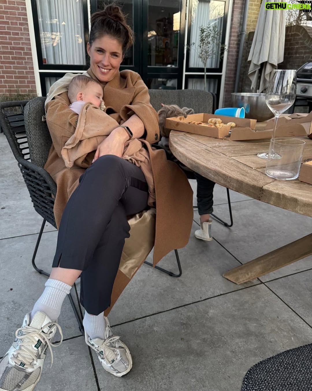 Marieke Elsinga - 10.9K Likes - Dacht doe ook eens zo’n dump. #maart
1. Smile
2. Pizza, wijn, baby
3. M’n mattie bij The Headliner
4. Zonder team ben je niks
5. Annie’s babyshower
6. Top40 award uitreiken. Ging bijna mis
7. Juicen met Jip
8. Anouk wint The Headliner
9. Stappenteller en patriarchaat een klap geven bij Feminist March
10. Lentewijn met Eva
11. Voor het eerst in jaren hardlopen