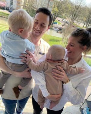 Marieke Elsinga Instagram - Elk jaar een foto. Kun je je voorstellen hoe deze foto er over een jaar uitziet met 4 kinderen? 🙈