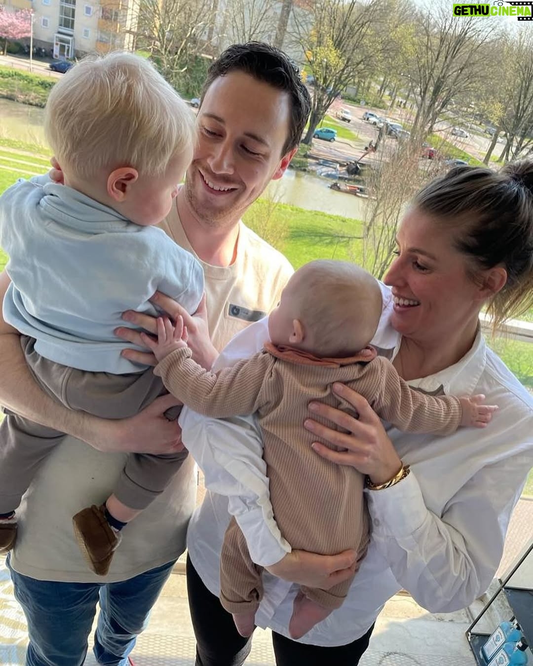 Marieke Elsinga - 30.9K Likes - Elk jaar een foto. Kun je je voorstellen hoe deze foto er over een jaar uitziet met 4 kinderen? 🙈