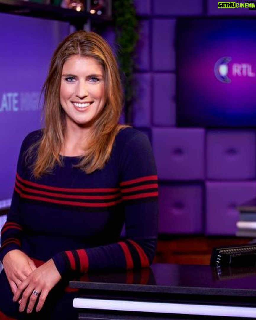 Marieke Elsinga - 14.1K Likes - RTL bestaat vandaag 35 jaar 🎉 Verguld dat ik toch ook al 8 jaar voor dat wandje met die 3 letters mag staan! @rtl.nl
Foto 1: eergister
Foto 2: 2023 (zelfde pose als foto 1…)
Foto 3: 2019
Foto 4: 2016
📸 @edwinsmulders en @williamrutten
