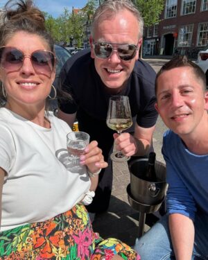 Marieke Elsinga Instagram - Het grote bruiloft overleg. Met op links de BABS en op midden en rechts de bruidegommen. ❤️