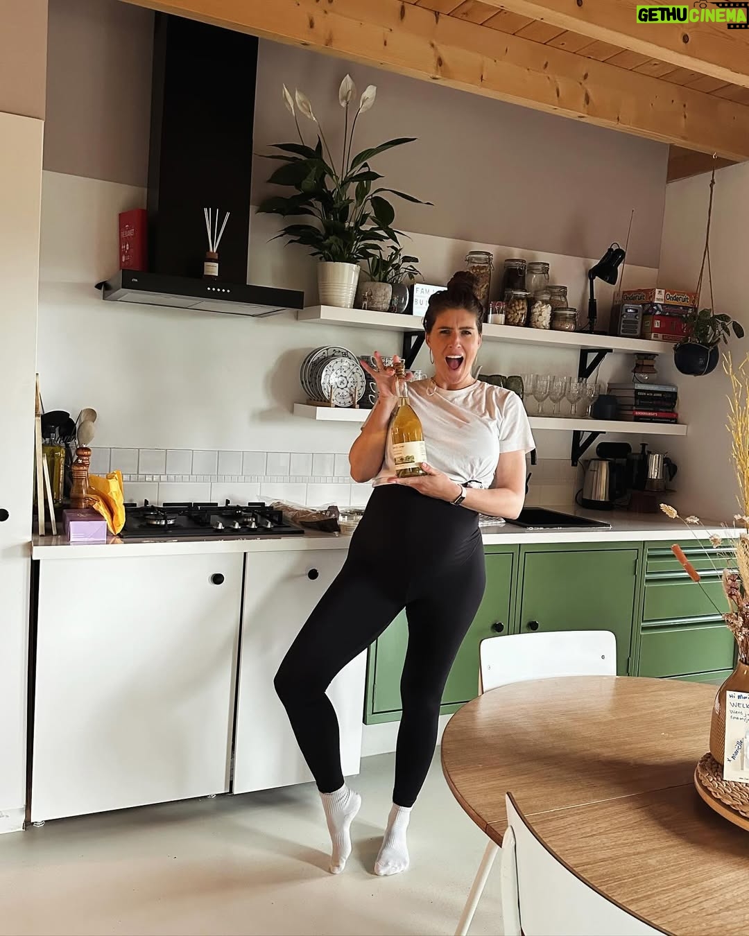 Marieke Elsinga - 14.6K Likes - Foto dump jaarlijkse weekend met @aniikapika
Foto 1: flesje knallen
Foto 2: huisje bij dag ☀️
Foto 3: huisje bij nacht 🌙
Foto 4: Hoorn binnenwaaien
Foto 5: zeebanaan eten
Foto 6: never not gaming
Foto 7: Annika deed het zware werk