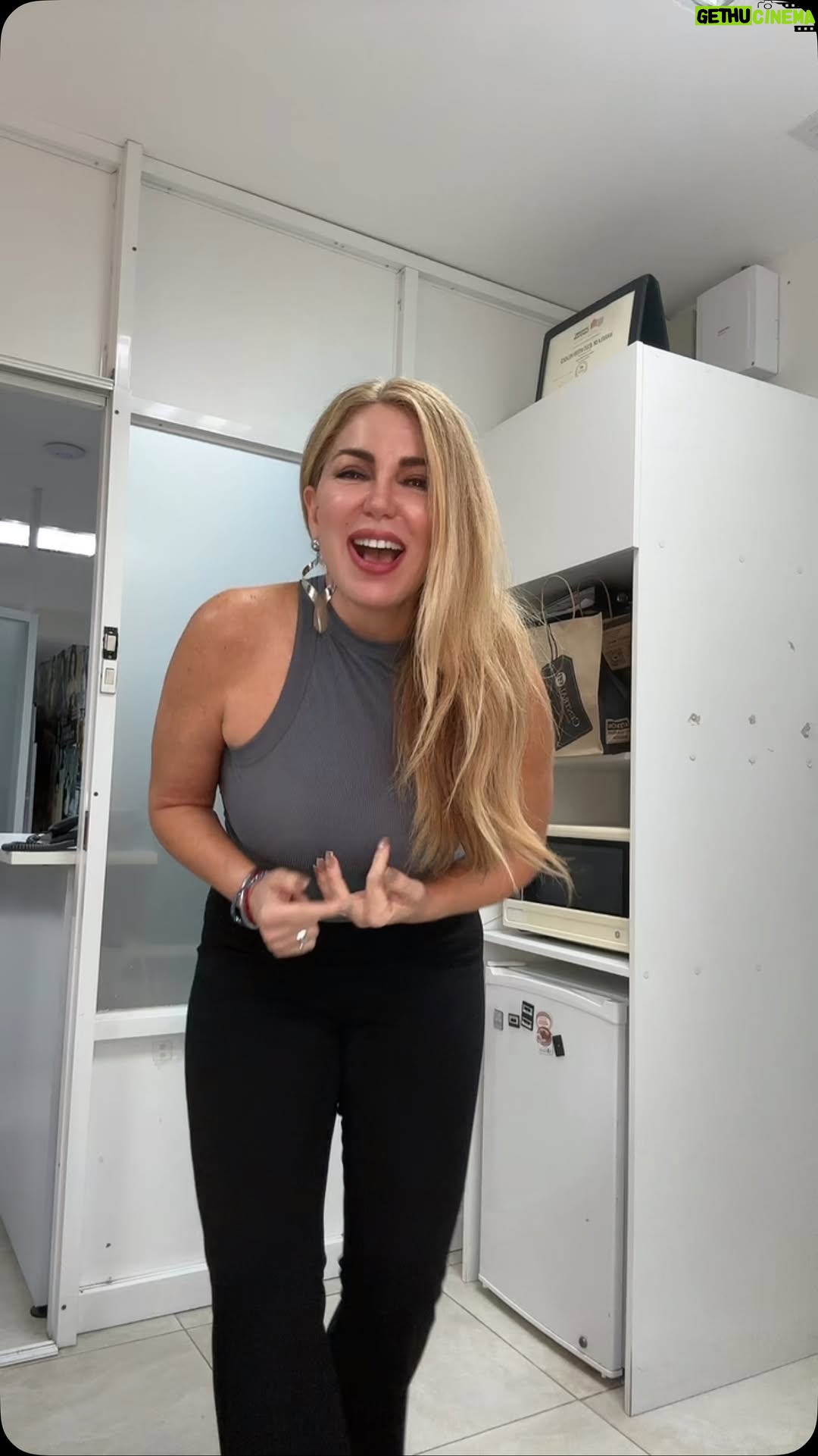 Mariela Viteri - 2.7K Likes - ¡Mi amor jajajaj! 🥲😂 Roberto se cayó