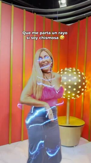 Mariela Viteri Instagram - Me la electrocutaron a @marielaviteri 🤣

A ella solo le gusta estar siempre bien informada 💖💅🏻