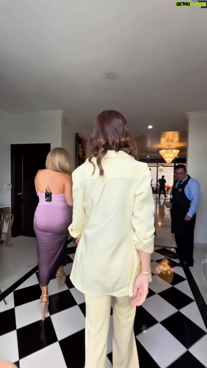 Mariela Viteri - 2K Likes - ¡Así fue como nos preparamos para una entrevista muy especial con la mujer más importante del país!
Gracias a @danicreativestudio por diseñar esta increíble sala que nos transportó a Carondelet 🏛️✨, y a @priscilabustoss por su talento impecable en cada maquillaje 💄💖.
No se pierdan un capítulo lleno de emociones este lunes 17 de marzo a las 15h00 en mi canal de YouTube, MarielaTV. ¡Los espero! 🎥✨