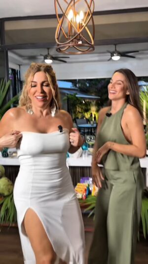 Mariela Viteri Instagram - No tiene talento, pero es buena moza. 😏 Esta es la canción favorita de la bella @joselyn_gallardo, ¿por qué será? 😂

¡No se pueden perder la segunda parte de esta súper entrevista de Cocinemos con Mariela! 🍴🔥 Mañana a las 20h00 en mi canal de YouTube, MarielaTv. ¡La primera parte ya está disponible! 🎥

#JoselynGallardo #MarielaViteri #Entrevista #CocinemosConMariela
