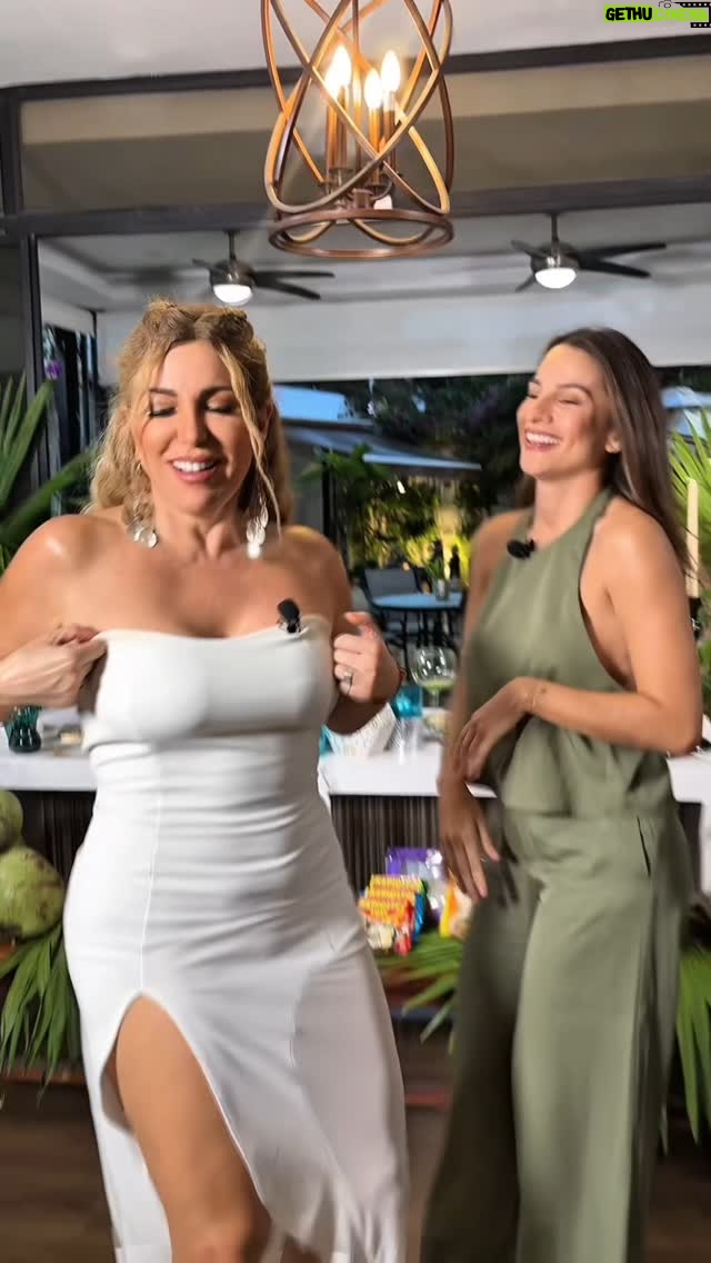 Mariela Viteri - 4K Likes - No tiene talento, pero es buena moza. 😏 Esta es la canción favorita de la bella @joselyn_gallardo, ¿por qué será? 😂
¡No se pueden perder la segunda parte de esta súper entrevista de Cocinemos con Mariela! 🍴🔥 Mañana a las 20h00 en mi canal de YouTube, MarielaTv. ¡La primera parte ya está disponible! 🎥
#JoselynGallardo #MarielaViteri #Entrevista #CocinemosConMariela