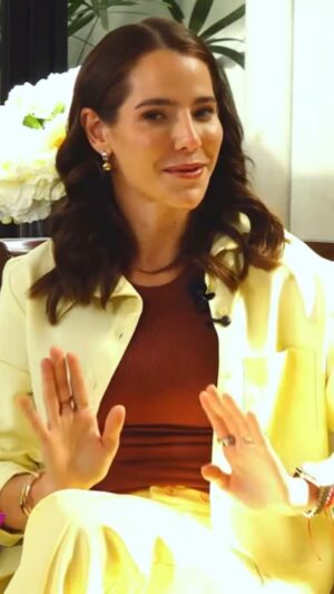 Mariela Viteri Instagram - “Cuando uno busca verdaderamente servir, no necesita un puesto público” Lavinia Valbonesi.

¡Entérate de más viendo la entrevista completa en mi canal de YouTube, MarielaTv! 🎥✨

📲Link en mis historias y en mi perfil.

#MarielaTv #Entrevista #HistoriaIncreíble