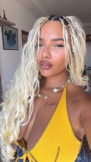 Marina Gregory Instagram - A noiva loira do Lolla, chegou! Hahaha vocês sabem que todo o festival eu amo inovar nos hairs. Primeira vez que eu fico loirona assim nas mãos maravilhosas da @jessicamaurice_ ! 
E aí? Arrasamos? #Lolla2025 #NewHair