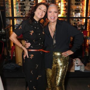 Marina Person Instagram - Astrid é daquelas amigas em quem vc pode contar, sempre. Uma amizade que vem lá da época em que fiz um teste pra VJ e ela me mandou cortar o cabelo, arrumar a postura e prestar atenção no que caía bem em mim. Me botou na fonoaudióloga (a lendária Nancy Miranda). Me ensinou tanto. Ensinou tanto a todos nós da MTV. Nunca se esquiva diante de alguma posição difícil, ainda que isso signifique desagradar a um monte de gente.  Nossa rainha comemorou aniversário 🎊 viva viva mil vezes viva✨