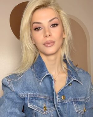 Marina Vjollca Instagram - Wearing jeans and good vibes
@ef_albania @mineyourbeauty 
#MINË #minëbeauty #minëyes #minëmakeup