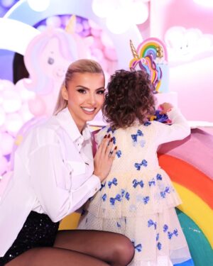 Marina Vjollca Instagram - Sot 1 jave me pare😍
Marget’s birthday🦄