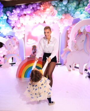 Marina Vjollca Instagram - Gezuar ditelindjen kuptimi i jetes sime! MARGET💜🦄