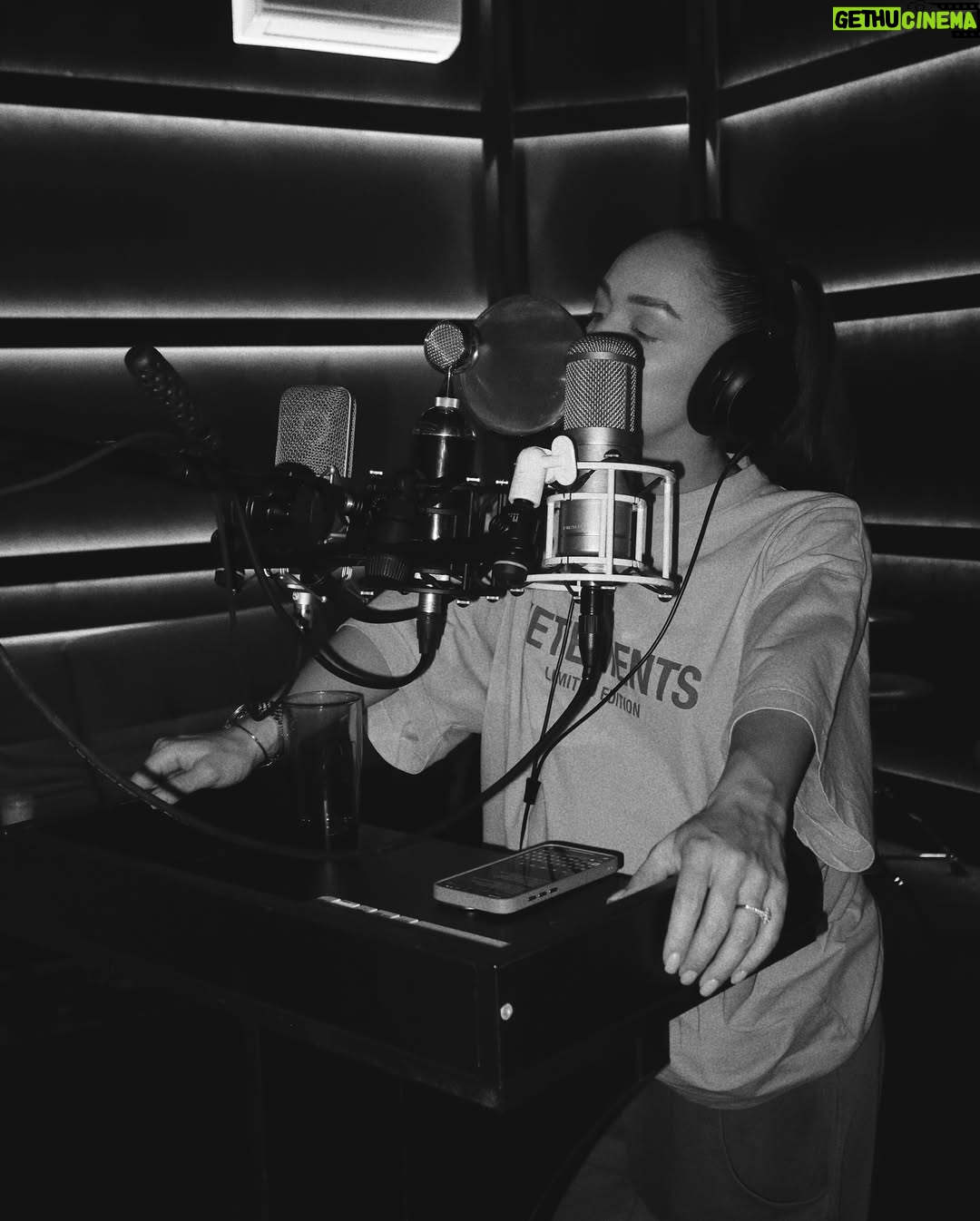 Marina Zhadan - 97.7K Likes - Целый месяц на студии вела свой дневник из музыки и слов. Теперь думаю, как назвать альбом?💿🖤