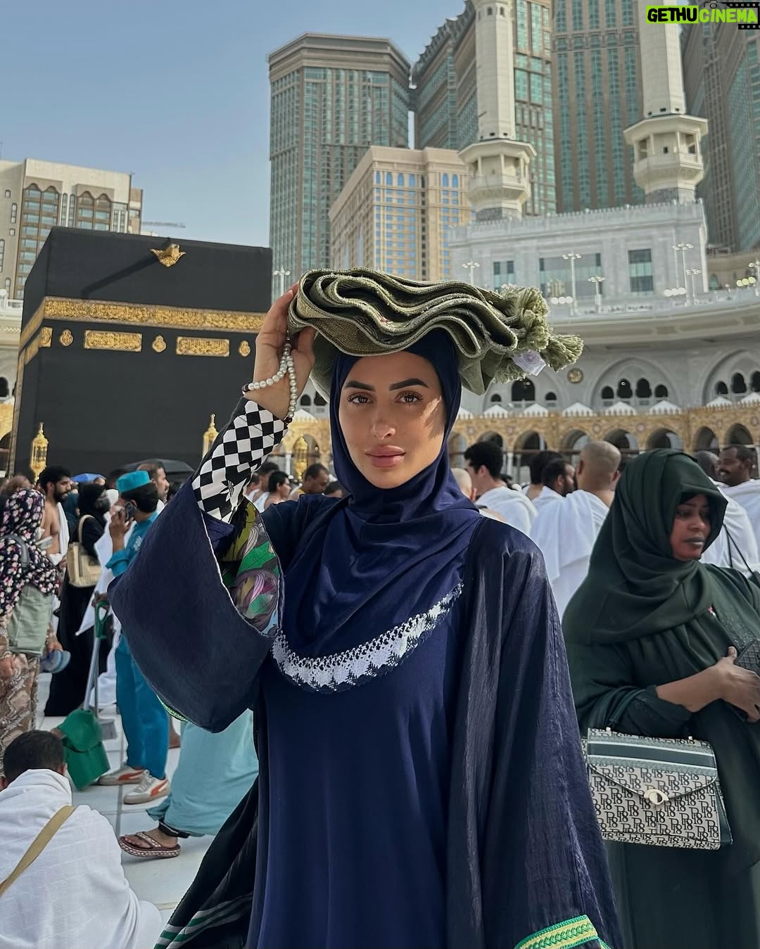 Marine El Himer - 56.3K Likes - Al hamdoulillah 🕋🤲🏽🤍
Aujourd’hui, je ressens le besoin de m’adresser à vous avec le cœur, en toute transparence. Comme vous le savez, je suis une femme convertie à l’Islam, et cette démarche est l’une des plus belles choses qui me soient arrivées dans la vie. Ma foi est sincère, profonde, et chaque jour, je fais de mon mieux pour me rapprocher d’Allah, apprendre, comprendre et grandir spirituellement.
Mais malgré cela, je me sens beaucoup jugée. Mon image, mes choix, mon parcours sont constamment scrutés et critiqués. On me reproche certaines choses, on remet en question ma sincérité, on m’accuse même de salir la religion ou de chercher le buzz. Pourtant, ceux qui me connaissent vraiment savent que mon intention est pure. Je ne suis ni parfaite, ni hypocrite, et encore moins une femme qui joue avec sa foi.
La réalité, c’est que ma conversion est un cheminement, un voyage personnel qui prend du temps. On ne change pas du jour au lendemain, et je découvre chaque jour un peu plus la beauté de l’Islam. Certains aspects de ma vie professionnelle font que je suis exposée sur les réseaux sociaux, mais cela ne définit pas la profondeur de ma foi ni mon amour pour Allah.
Les critiques, je peux les entendre, mais les insultes, la moquerie et la haine gratuite, je ne peux plus les accepter. Derrière l’écran, il y a un être humain avec des émotions, une âme, une sensibilité. Je veux simplement vivre ma vie paisiblement, évoluer à mon rythme, sans avoir à me justifier en permanence.
Allah connaît mon cœur, Il sait la sincérité de ma foi, et c’est cela qui compte le plus. Alors à ceux qui me soutiennent, merci du fond du cœur. Et à ceux qui me jugent durement, je vous rappelle que nul n’est parfait et que la foi est un chemin personnel.
Je continuerai à avancer, à apprendre et à évoluer, avec Allah pour guide. Que mon message puisse apaiser les cœurs et rappeler que seul Lui est juge de nos intentions.
Avec respect et sincérité, qu’Allah vous préserve qu’Allah guide toute l’humanité.
🤲🏽🤍
Marine