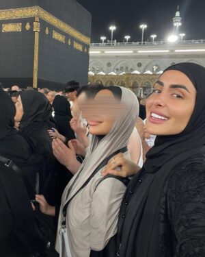 Marine El Himer Instagram - Al hamdoulillah 🕋🤲🏽🤍

Aujourd’hui, je ressens le besoin de m’adresser à vous avec le cœur, en toute transparence. Comme vous le savez, je suis une femme convertie à l’Islam, et cette démarche est l’une des plus belles choses qui me soient arrivées dans la vie. Ma foi est sincère, profonde, et chaque jour, je fais de mon mieux pour me rapprocher d’Allah, apprendre, comprendre et grandir spirituellement.

Mais malgré cela, je me sens beaucoup jugée. Mon image, mes choix, mon parcours sont constamment scrutés et critiqués. On me reproche certaines choses, on remet en question ma sincérité, on m’accuse même de salir la religion ou de chercher le buzz. Pourtant, ceux qui me connaissent vraiment savent que mon intention est pure. Je ne suis ni parfaite, ni hypocrite, et encore moins une femme qui joue avec sa foi.

La réalité, c’est que ma conversion est un cheminement, un voyage personnel qui prend du temps. On ne change pas du jour au lendemain, et je découvre chaque jour un peu plus la beauté de l’Islam. Certains aspects de ma vie professionnelle font que je suis exposée sur les réseaux sociaux, mais cela ne définit pas la profondeur de ma foi ni mon amour pour Allah.

Les critiques, je peux les entendre, mais les insultes, la moquerie et la haine gratuite, je ne peux plus les accepter. Derrière l’écran, il y a un être humain avec des émotions, une âme, une sensibilité. Je veux simplement vivre ma vie paisiblement, évoluer à mon rythme, sans avoir à me justifier en permanence.

Allah connaît mon cœur, Il sait la sincérité de ma foi, et c’est cela qui compte le plus. Alors à ceux qui me soutiennent, merci du fond du cœur. Et à ceux qui me jugent durement, je vous rappelle que nul n’est parfait et que la foi est un chemin personnel.

Je continuerai à avancer, à apprendre et à évoluer, avec Allah pour guide. Que mon message puisse apaiser les cœurs et rappeler que seul Lui est juge de nos intentions.

Avec respect et sincérité, qu’Allah vous préserve qu’Allah guide toute l’humanité.

🤲🏽🤍

Marine