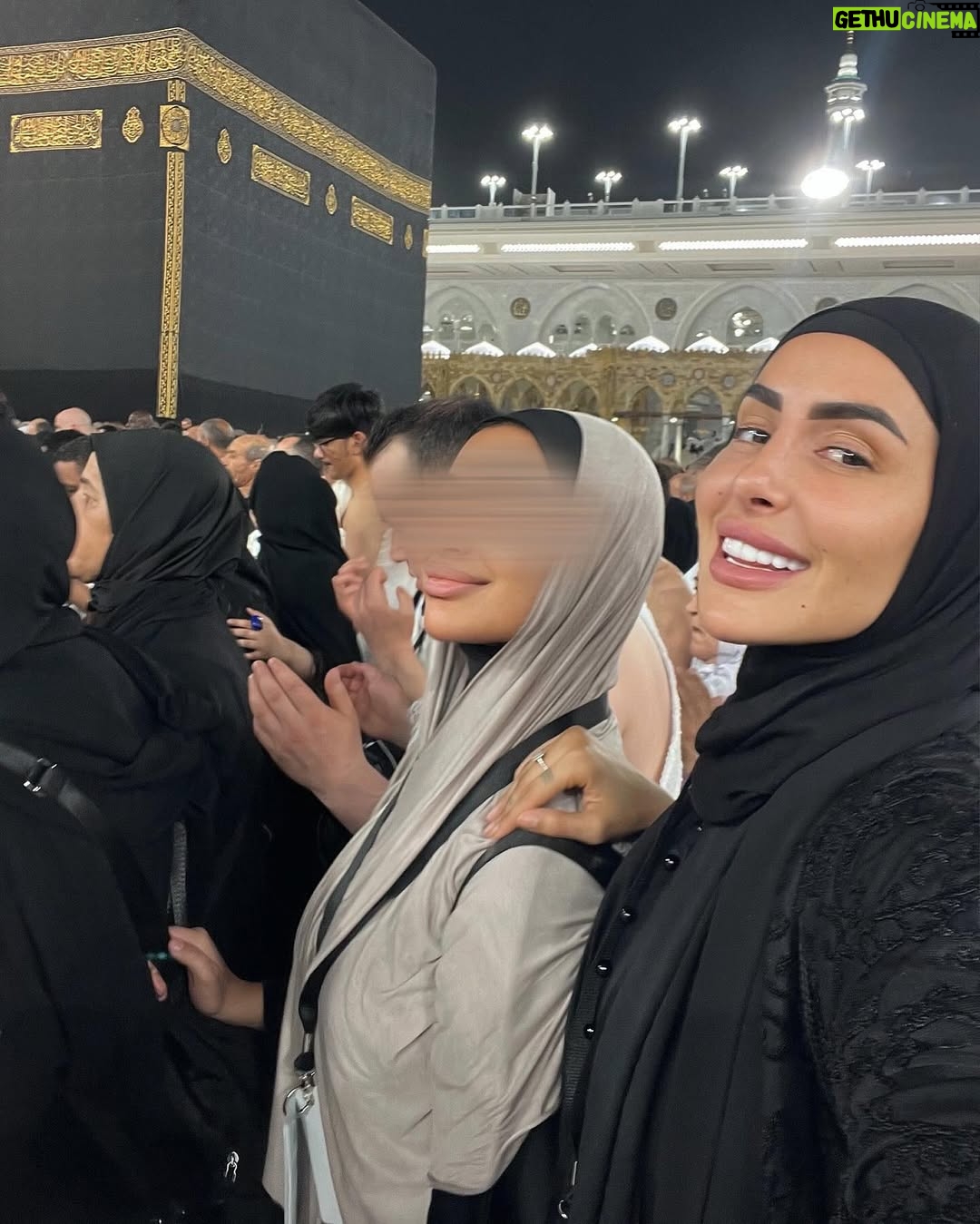 Marine El Himer - 56.3K Likes - Al hamdoulillah 🕋🤲🏽🤍
Aujourd’hui, je ressens le besoin de m’adresser à vous avec le cœur, en toute transparence. Comme vous le savez, je suis une femme convertie à l’Islam, et cette démarche est l’une des plus belles choses qui me soient arrivées dans la vie. Ma foi est sincère, profonde, et chaque jour, je fais de mon mieux pour me rapprocher d’Allah, apprendre, comprendre et grandir spirituellement.
Mais malgré cela, je me sens beaucoup jugée. Mon image, mes choix, mon parcours sont constamment scrutés et critiqués. On me reproche certaines choses, on remet en question ma sincérité, on m’accuse même de salir la religion ou de chercher le buzz. Pourtant, ceux qui me connaissent vraiment savent que mon intention est pure. Je ne suis ni parfaite, ni hypocrite, et encore moins une femme qui joue avec sa foi.
La réalité, c’est que ma conversion est un cheminement, un voyage personnel qui prend du temps. On ne change pas du jour au lendemain, et je découvre chaque jour un peu plus la beauté de l’Islam. Certains aspects de ma vie professionnelle font que je suis exposée sur les réseaux sociaux, mais cela ne définit pas la profondeur de ma foi ni mon amour pour Allah.
Les critiques, je peux les entendre, mais les insultes, la moquerie et la haine gratuite, je ne peux plus les accepter. Derrière l’écran, il y a un être humain avec des émotions, une âme, une sensibilité. Je veux simplement vivre ma vie paisiblement, évoluer à mon rythme, sans avoir à me justifier en permanence.
Allah connaît mon cœur, Il sait la sincérité de ma foi, et c’est cela qui compte le plus. Alors à ceux qui me soutiennent, merci du fond du cœur. Et à ceux qui me jugent durement, je vous rappelle que nul n’est parfait et que la foi est un chemin personnel.
Je continuerai à avancer, à apprendre et à évoluer, avec Allah pour guide. Que mon message puisse apaiser les cœurs et rappeler que seul Lui est juge de nos intentions.
Avec respect et sincérité, qu’Allah vous préserve qu’Allah guide toute l’humanité.
🤲🏽🤍
Marine