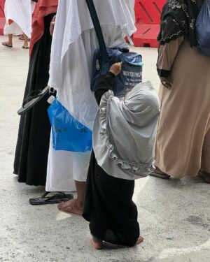 Marine El Himer Instagram - Al hamdoulillah 🕋🤲🏽🤍

Aujourd’hui, je ressens le besoin de m’adresser à vous avec le cœur, en toute transparence. Comme vous le savez, je suis une femme convertie à l’Islam, et cette démarche est l’une des plus belles choses qui me soient arrivées dans la vie. Ma foi est sincère, profonde, et chaque jour, je fais de mon mieux pour me rapprocher d’Allah, apprendre, comprendre et grandir spirituellement.

Mais malgré cela, je me sens beaucoup jugée. Mon image, mes choix, mon parcours sont constamment scrutés et critiqués. On me reproche certaines choses, on remet en question ma sincérité, on m’accuse même de salir la religion ou de chercher le buzz. Pourtant, ceux qui me connaissent vraiment savent que mon intention est pure. Je ne suis ni parfaite, ni hypocrite, et encore moins une femme qui joue avec sa foi.

La réalité, c’est que ma conversion est un cheminement, un voyage personnel qui prend du temps. On ne change pas du jour au lendemain, et je découvre chaque jour un peu plus la beauté de l’Islam. Certains aspects de ma vie professionnelle font que je suis exposée sur les réseaux sociaux, mais cela ne définit pas la profondeur de ma foi ni mon amour pour Allah.

Les critiques, je peux les entendre, mais les insultes, la moquerie et la haine gratuite, je ne peux plus les accepter. Derrière l’écran, il y a un être humain avec des émotions, une âme, une sensibilité. Je veux simplement vivre ma vie paisiblement, évoluer à mon rythme, sans avoir à me justifier en permanence.

Allah connaît mon cœur, Il sait la sincérité de ma foi, et c’est cela qui compte le plus. Alors à ceux qui me soutiennent, merci du fond du cœur. Et à ceux qui me jugent durement, je vous rappelle que nul n’est parfait et que la foi est un chemin personnel.

Je continuerai à avancer, à apprendre et à évoluer, avec Allah pour guide. Que mon message puisse apaiser les cœurs et rappeler que seul Lui est juge de nos intentions.

Avec respect et sincérité, qu’Allah vous préserve qu’Allah guide toute l’humanité.

🤲🏽🤍

Marine