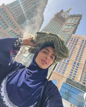 Marine El Himer Instagram - Al hamdoulillah 🕋🤲🏽🤍

Aujourd’hui, je ressens le besoin de m’adresser à vous avec le cœur, en toute transparence. Comme vous le savez, je suis une femme convertie à l’Islam, et cette démarche est l’une des plus belles choses qui me soient arrivées dans la vie. Ma foi est sincère, profonde, et chaque jour, je fais de mon mieux pour me rapprocher d’Allah, apprendre, comprendre et grandir spirituellement.

Mais malgré cela, je me sens beaucoup jugée. Mon image, mes choix, mon parcours sont constamment scrutés et critiqués. On me reproche certaines choses, on remet en question ma sincérité, on m’accuse même de salir la religion ou de chercher le buzz. Pourtant, ceux qui me connaissent vraiment savent que mon intention est pure. Je ne suis ni parfaite, ni hypocrite, et encore moins une femme qui joue avec sa foi.

La réalité, c’est que ma conversion est un cheminement, un voyage personnel qui prend du temps. On ne change pas du jour au lendemain, et je découvre chaque jour un peu plus la beauté de l’Islam. Certains aspects de ma vie professionnelle font que je suis exposée sur les réseaux sociaux, mais cela ne définit pas la profondeur de ma foi ni mon amour pour Allah.

Les critiques, je peux les entendre, mais les insultes, la moquerie et la haine gratuite, je ne peux plus les accepter. Derrière l’écran, il y a un être humain avec des émotions, une âme, une sensibilité. Je veux simplement vivre ma vie paisiblement, évoluer à mon rythme, sans avoir à me justifier en permanence.

Allah connaît mon cœur, Il sait la sincérité de ma foi, et c’est cela qui compte le plus. Alors à ceux qui me soutiennent, merci du fond du cœur. Et à ceux qui me jugent durement, je vous rappelle que nul n’est parfait et que la foi est un chemin personnel.

Je continuerai à avancer, à apprendre et à évoluer, avec Allah pour guide. Que mon message puisse apaiser les cœurs et rappeler que seul Lui est juge de nos intentions.

Avec respect et sincérité, qu’Allah vous préserve qu’Allah guide toute l’humanité.

🤲🏽🤍

Marine