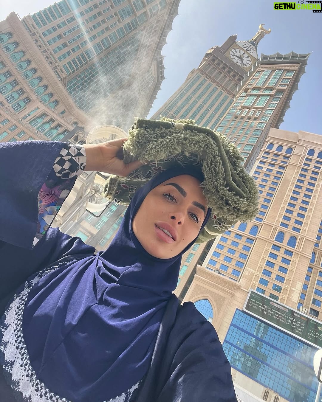 Marine El Himer - 56.3K Likes - Al hamdoulillah 🕋🤲🏽🤍
Aujourd’hui, je ressens le besoin de m’adresser à vous avec le cœur, en toute transparence. Comme vous le savez, je suis une femme convertie à l’Islam, et cette démarche est l’une des plus belles choses qui me soient arrivées dans la vie. Ma foi est sincère, profonde, et chaque jour, je fais de mon mieux pour me rapprocher d’Allah, apprendre, comprendre et grandir spirituellement.
Mais malgré cela, je me sens beaucoup jugée. Mon image, mes choix, mon parcours sont constamment scrutés et critiqués. On me reproche certaines choses, on remet en question ma sincérité, on m’accuse même de salir la religion ou de chercher le buzz. Pourtant, ceux qui me connaissent vraiment savent que mon intention est pure. Je ne suis ni parfaite, ni hypocrite, et encore moins une femme qui joue avec sa foi.
La réalité, c’est que ma conversion est un cheminement, un voyage personnel qui prend du temps. On ne change pas du jour au lendemain, et je découvre chaque jour un peu plus la beauté de l’Islam. Certains aspects de ma vie professionnelle font que je suis exposée sur les réseaux sociaux, mais cela ne définit pas la profondeur de ma foi ni mon amour pour Allah.
Les critiques, je peux les entendre, mais les insultes, la moquerie et la haine gratuite, je ne peux plus les accepter. Derrière l’écran, il y a un être humain avec des émotions, une âme, une sensibilité. Je veux simplement vivre ma vie paisiblement, évoluer à mon rythme, sans avoir à me justifier en permanence.
Allah connaît mon cœur, Il sait la sincérité de ma foi, et c’est cela qui compte le plus. Alors à ceux qui me soutiennent, merci du fond du cœur. Et à ceux qui me jugent durement, je vous rappelle que nul n’est parfait et que la foi est un chemin personnel.
Je continuerai à avancer, à apprendre et à évoluer, avec Allah pour guide. Que mon message puisse apaiser les cœurs et rappeler que seul Lui est juge de nos intentions.
Avec respect et sincérité, qu’Allah vous préserve qu’Allah guide toute l’humanité.
🤲🏽🤍
Marine