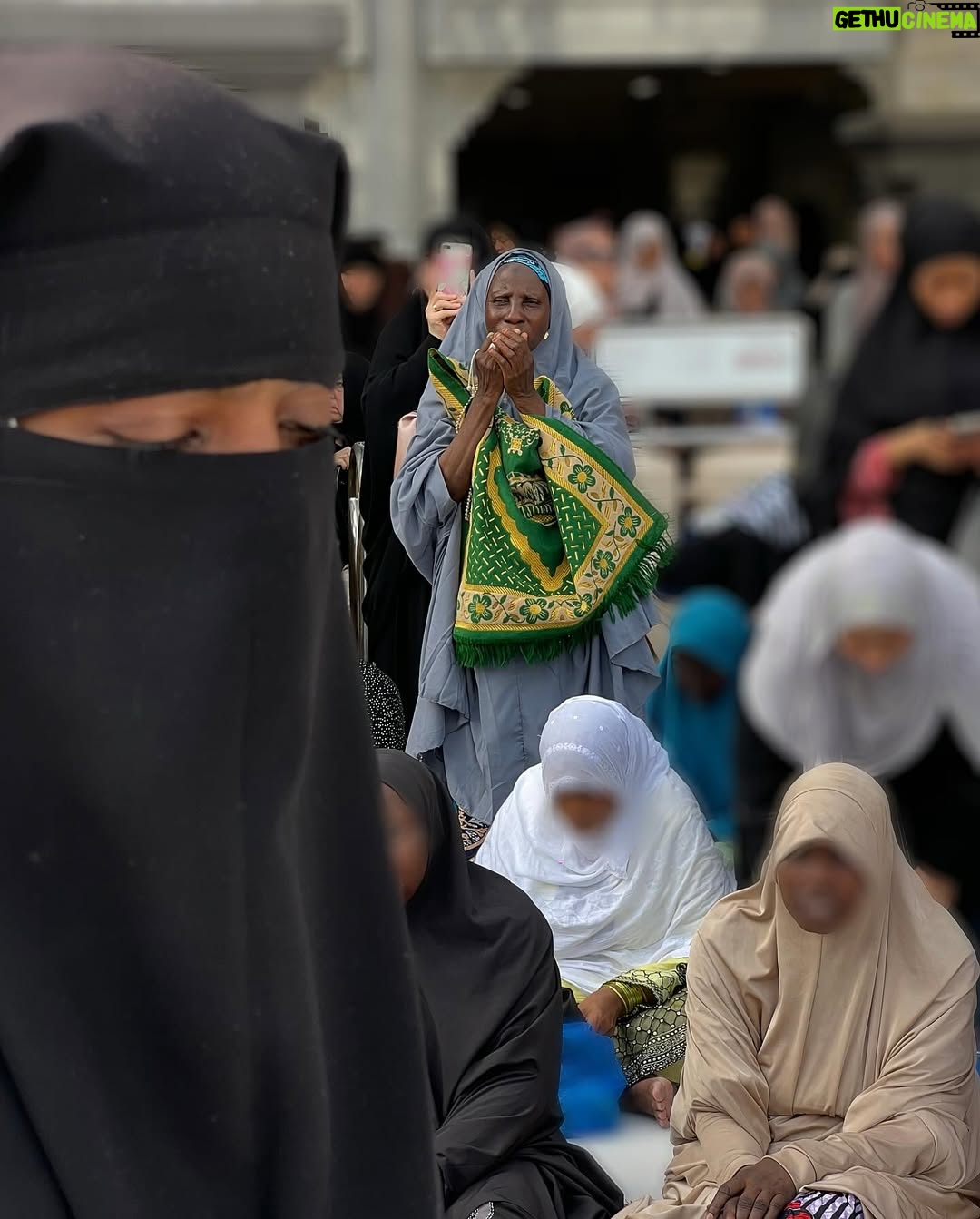 Marine El Himer - 56.3K Likes - Al hamdoulillah 🕋🤲🏽🤍
Aujourd’hui, je ressens le besoin de m’adresser à vous avec le cœur, en toute transparence. Comme vous le savez, je suis une femme convertie à l’Islam, et cette démarche est l’une des plus belles choses qui me soient arrivées dans la vie. Ma foi est sincère, profonde, et chaque jour, je fais de mon mieux pour me rapprocher d’Allah, apprendre, comprendre et grandir spirituellement.
Mais malgré cela, je me sens beaucoup jugée. Mon image, mes choix, mon parcours sont constamment scrutés et critiqués. On me reproche certaines choses, on remet en question ma sincérité, on m’accuse même de salir la religion ou de chercher le buzz. Pourtant, ceux qui me connaissent vraiment savent que mon intention est pure. Je ne suis ni parfaite, ni hypocrite, et encore moins une femme qui joue avec sa foi.
La réalité, c’est que ma conversion est un cheminement, un voyage personnel qui prend du temps. On ne change pas du jour au lendemain, et je découvre chaque jour un peu plus la beauté de l’Islam. Certains aspects de ma vie professionnelle font que je suis exposée sur les réseaux sociaux, mais cela ne définit pas la profondeur de ma foi ni mon amour pour Allah.
Les critiques, je peux les entendre, mais les insultes, la moquerie et la haine gratuite, je ne peux plus les accepter. Derrière l’écran, il y a un être humain avec des émotions, une âme, une sensibilité. Je veux simplement vivre ma vie paisiblement, évoluer à mon rythme, sans avoir à me justifier en permanence.
Allah connaît mon cœur, Il sait la sincérité de ma foi, et c’est cela qui compte le plus. Alors à ceux qui me soutiennent, merci du fond du cœur. Et à ceux qui me jugent durement, je vous rappelle que nul n’est parfait et que la foi est un chemin personnel.
Je continuerai à avancer, à apprendre et à évoluer, avec Allah pour guide. Que mon message puisse apaiser les cœurs et rappeler que seul Lui est juge de nos intentions.
Avec respect et sincérité, qu’Allah vous préserve qu’Allah guide toute l’humanité.
🤲🏽🤍
Marine