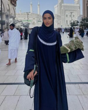 Marine El Himer Instagram - Al hamdoulillah 🕋🤲🏽🤍

Aujourd’hui, je ressens le besoin de m’adresser à vous avec le cœur, en toute transparence. Comme vous le savez, je suis une femme convertie à l’Islam, et cette démarche est l’une des plus belles choses qui me soient arrivées dans la vie. Ma foi est sincère, profonde, et chaque jour, je fais de mon mieux pour me rapprocher d’Allah, apprendre, comprendre et grandir spirituellement.

Mais malgré cela, je me sens beaucoup jugée. Mon image, mes choix, mon parcours sont constamment scrutés et critiqués. On me reproche certaines choses, on remet en question ma sincérité, on m’accuse même de salir la religion ou de chercher le buzz. Pourtant, ceux qui me connaissent vraiment savent que mon intention est pure. Je ne suis ni parfaite, ni hypocrite, et encore moins une femme qui joue avec sa foi.

La réalité, c’est que ma conversion est un cheminement, un voyage personnel qui prend du temps. On ne change pas du jour au lendemain, et je découvre chaque jour un peu plus la beauté de l’Islam. Certains aspects de ma vie professionnelle font que je suis exposée sur les réseaux sociaux, mais cela ne définit pas la profondeur de ma foi ni mon amour pour Allah.

Les critiques, je peux les entendre, mais les insultes, la moquerie et la haine gratuite, je ne peux plus les accepter. Derrière l’écran, il y a un être humain avec des émotions, une âme, une sensibilité. Je veux simplement vivre ma vie paisiblement, évoluer à mon rythme, sans avoir à me justifier en permanence.

Allah connaît mon cœur, Il sait la sincérité de ma foi, et c’est cela qui compte le plus. Alors à ceux qui me soutiennent, merci du fond du cœur. Et à ceux qui me jugent durement, je vous rappelle que nul n’est parfait et que la foi est un chemin personnel.

Je continuerai à avancer, à apprendre et à évoluer, avec Allah pour guide. Que mon message puisse apaiser les cœurs et rappeler que seul Lui est juge de nos intentions.

Avec respect et sincérité, qu’Allah vous préserve qu’Allah guide toute l’humanité.

🤲🏽🤍

Marine