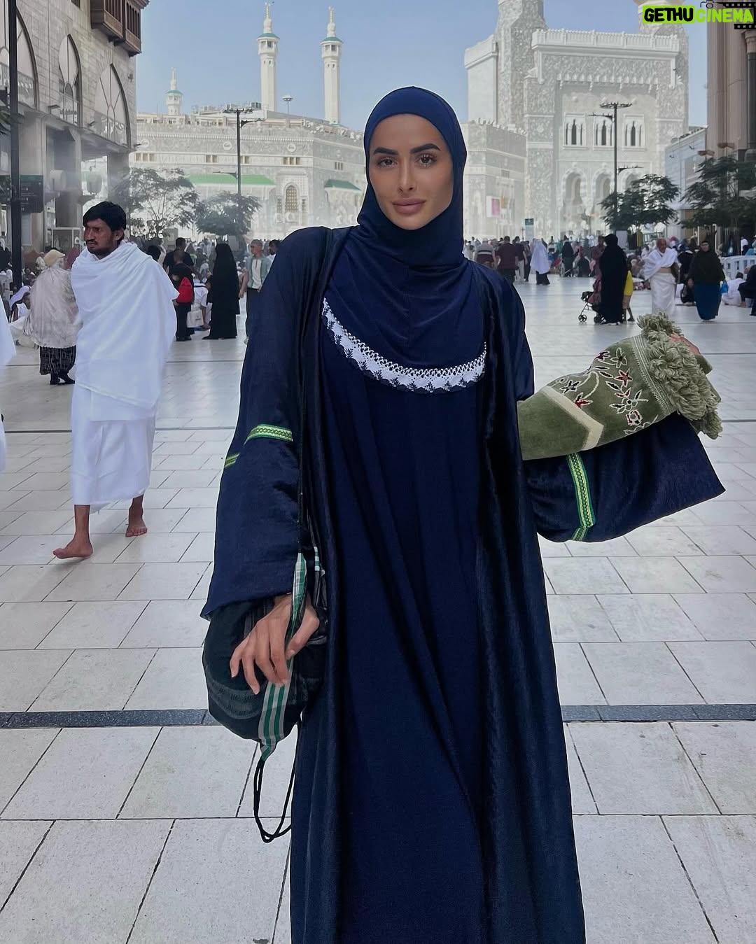 Marine El Himer - 56.3K Likes - Al hamdoulillah 🕋🤲🏽🤍
Aujourd’hui, je ressens le besoin de m’adresser à vous avec le cœur, en toute transparence. Comme vous le savez, je suis une femme convertie à l’Islam, et cette démarche est l’une des plus belles choses qui me soient arrivées dans la vie. Ma foi est sincère, profonde, et chaque jour, je fais de mon mieux pour me rapprocher d’Allah, apprendre, comprendre et grandir spirituellement.
Mais malgré cela, je me sens beaucoup jugée. Mon image, mes choix, mon parcours sont constamment scrutés et critiqués. On me reproche certaines choses, on remet en question ma sincérité, on m’accuse même de salir la religion ou de chercher le buzz. Pourtant, ceux qui me connaissent vraiment savent que mon intention est pure. Je ne suis ni parfaite, ni hypocrite, et encore moins une femme qui joue avec sa foi.
La réalité, c’est que ma conversion est un cheminement, un voyage personnel qui prend du temps. On ne change pas du jour au lendemain, et je découvre chaque jour un peu plus la beauté de l’Islam. Certains aspects de ma vie professionnelle font que je suis exposée sur les réseaux sociaux, mais cela ne définit pas la profondeur de ma foi ni mon amour pour Allah.
Les critiques, je peux les entendre, mais les insultes, la moquerie et la haine gratuite, je ne peux plus les accepter. Derrière l’écran, il y a un être humain avec des émotions, une âme, une sensibilité. Je veux simplement vivre ma vie paisiblement, évoluer à mon rythme, sans avoir à me justifier en permanence.
Allah connaît mon cœur, Il sait la sincérité de ma foi, et c’est cela qui compte le plus. Alors à ceux qui me soutiennent, merci du fond du cœur. Et à ceux qui me jugent durement, je vous rappelle que nul n’est parfait et que la foi est un chemin personnel.
Je continuerai à avancer, à apprendre et à évoluer, avec Allah pour guide. Que mon message puisse apaiser les cœurs et rappeler que seul Lui est juge de nos intentions.
Avec respect et sincérité, qu’Allah vous préserve qu’Allah guide toute l’humanité.
🤲🏽🤍
Marine