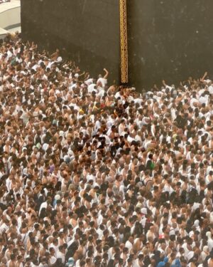 Marine El Himer Instagram - Al hamdoulillah 🕋🤲🏽🤍

Aujourd’hui, je ressens le besoin de m’adresser à vous avec le cœur, en toute transparence. Comme vous le savez, je suis une femme convertie à l’Islam, et cette démarche est l’une des plus belles choses qui me soient arrivées dans la vie. Ma foi est sincère, profonde, et chaque jour, je fais de mon mieux pour me rapprocher d’Allah, apprendre, comprendre et grandir spirituellement.

Mais malgré cela, je me sens beaucoup jugée. Mon image, mes choix, mon parcours sont constamment scrutés et critiqués. On me reproche certaines choses, on remet en question ma sincérité, on m’accuse même de salir la religion ou de chercher le buzz. Pourtant, ceux qui me connaissent vraiment savent que mon intention est pure. Je ne suis ni parfaite, ni hypocrite, et encore moins une femme qui joue avec sa foi.

La réalité, c’est que ma conversion est un cheminement, un voyage personnel qui prend du temps. On ne change pas du jour au lendemain, et je découvre chaque jour un peu plus la beauté de l’Islam. Certains aspects de ma vie professionnelle font que je suis exposée sur les réseaux sociaux, mais cela ne définit pas la profondeur de ma foi ni mon amour pour Allah.

Les critiques, je peux les entendre, mais les insultes, la moquerie et la haine gratuite, je ne peux plus les accepter. Derrière l’écran, il y a un être humain avec des émotions, une âme, une sensibilité. Je veux simplement vivre ma vie paisiblement, évoluer à mon rythme, sans avoir à me justifier en permanence.

Allah connaît mon cœur, Il sait la sincérité de ma foi, et c’est cela qui compte le plus. Alors à ceux qui me soutiennent, merci du fond du cœur. Et à ceux qui me jugent durement, je vous rappelle que nul n’est parfait et que la foi est un chemin personnel.

Je continuerai à avancer, à apprendre et à évoluer, avec Allah pour guide. Que mon message puisse apaiser les cœurs et rappeler que seul Lui est juge de nos intentions.

Avec respect et sincérité, qu’Allah vous préserve qu’Allah guide toute l’humanité.

🤲🏽🤍

Marine