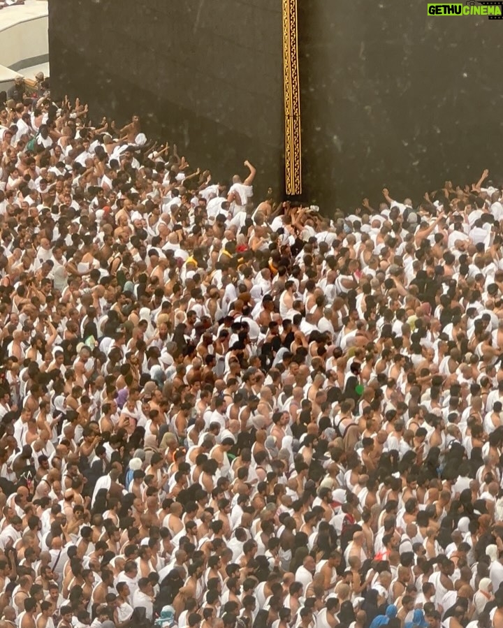 Marine El Himer - 56.3K Likes - Al hamdoulillah 🕋🤲🏽🤍
Aujourd’hui, je ressens le besoin de m’adresser à vous avec le cœur, en toute transparence. Comme vous le savez, je suis une femme convertie à l’Islam, et cette démarche est l’une des plus belles choses qui me soient arrivées dans la vie. Ma foi est sincère, profonde, et chaque jour, je fais de mon mieux pour me rapprocher d’Allah, apprendre, comprendre et grandir spirituellement.
Mais malgré cela, je me sens beaucoup jugée. Mon image, mes choix, mon parcours sont constamment scrutés et critiqués. On me reproche certaines choses, on remet en question ma sincérité, on m’accuse même de salir la religion ou de chercher le buzz. Pourtant, ceux qui me connaissent vraiment savent que mon intention est pure. Je ne suis ni parfaite, ni hypocrite, et encore moins une femme qui joue avec sa foi.
La réalité, c’est que ma conversion est un cheminement, un voyage personnel qui prend du temps. On ne change pas du jour au lendemain, et je découvre chaque jour un peu plus la beauté de l’Islam. Certains aspects de ma vie professionnelle font que je suis exposée sur les réseaux sociaux, mais cela ne définit pas la profondeur de ma foi ni mon amour pour Allah.
Les critiques, je peux les entendre, mais les insultes, la moquerie et la haine gratuite, je ne peux plus les accepter. Derrière l’écran, il y a un être humain avec des émotions, une âme, une sensibilité. Je veux simplement vivre ma vie paisiblement, évoluer à mon rythme, sans avoir à me justifier en permanence.
Allah connaît mon cœur, Il sait la sincérité de ma foi, et c’est cela qui compte le plus. Alors à ceux qui me soutiennent, merci du fond du cœur. Et à ceux qui me jugent durement, je vous rappelle que nul n’est parfait et que la foi est un chemin personnel.
Je continuerai à avancer, à apprendre et à évoluer, avec Allah pour guide. Que mon message puisse apaiser les cœurs et rappeler que seul Lui est juge de nos intentions.
Avec respect et sincérité, qu’Allah vous préserve qu’Allah guide toute l’humanité.
🤲🏽🤍
Marine