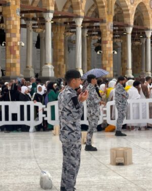 Marine El Himer Instagram - Al hamdoulillah 🕋🤲🏽🤍

Aujourd’hui, je ressens le besoin de m’adresser à vous avec le cœur, en toute transparence. Comme vous le savez, je suis une femme convertie à l’Islam, et cette démarche est l’une des plus belles choses qui me soient arrivées dans la vie. Ma foi est sincère, profonde, et chaque jour, je fais de mon mieux pour me rapprocher d’Allah, apprendre, comprendre et grandir spirituellement.

Mais malgré cela, je me sens beaucoup jugée. Mon image, mes choix, mon parcours sont constamment scrutés et critiqués. On me reproche certaines choses, on remet en question ma sincérité, on m’accuse même de salir la religion ou de chercher le buzz. Pourtant, ceux qui me connaissent vraiment savent que mon intention est pure. Je ne suis ni parfaite, ni hypocrite, et encore moins une femme qui joue avec sa foi.

La réalité, c’est que ma conversion est un cheminement, un voyage personnel qui prend du temps. On ne change pas du jour au lendemain, et je découvre chaque jour un peu plus la beauté de l’Islam. Certains aspects de ma vie professionnelle font que je suis exposée sur les réseaux sociaux, mais cela ne définit pas la profondeur de ma foi ni mon amour pour Allah.

Les critiques, je peux les entendre, mais les insultes, la moquerie et la haine gratuite, je ne peux plus les accepter. Derrière l’écran, il y a un être humain avec des émotions, une âme, une sensibilité. Je veux simplement vivre ma vie paisiblement, évoluer à mon rythme, sans avoir à me justifier en permanence.

Allah connaît mon cœur, Il sait la sincérité de ma foi, et c’est cela qui compte le plus. Alors à ceux qui me soutiennent, merci du fond du cœur. Et à ceux qui me jugent durement, je vous rappelle que nul n’est parfait et que la foi est un chemin personnel.

Je continuerai à avancer, à apprendre et à évoluer, avec Allah pour guide. Que mon message puisse apaiser les cœurs et rappeler que seul Lui est juge de nos intentions.

Avec respect et sincérité, qu’Allah vous préserve qu’Allah guide toute l’humanité.

🤲🏽🤍

Marine