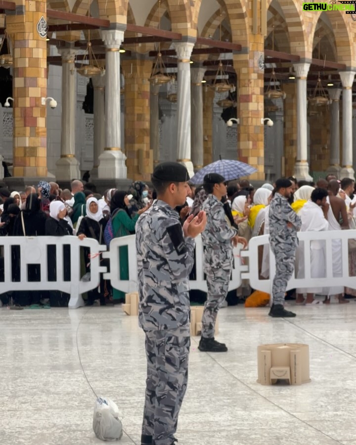 Marine El Himer - 56.3K Likes - Al hamdoulillah 🕋🤲🏽🤍
Aujourd’hui, je ressens le besoin de m’adresser à vous avec le cœur, en toute transparence. Comme vous le savez, je suis une femme convertie à l’Islam, et cette démarche est l’une des plus belles choses qui me soient arrivées dans la vie. Ma foi est sincère, profonde, et chaque jour, je fais de mon mieux pour me rapprocher d’Allah, apprendre, comprendre et grandir spirituellement.
Mais malgré cela, je me sens beaucoup jugée. Mon image, mes choix, mon parcours sont constamment scrutés et critiqués. On me reproche certaines choses, on remet en question ma sincérité, on m’accuse même de salir la religion ou de chercher le buzz. Pourtant, ceux qui me connaissent vraiment savent que mon intention est pure. Je ne suis ni parfaite, ni hypocrite, et encore moins une femme qui joue avec sa foi.
La réalité, c’est que ma conversion est un cheminement, un voyage personnel qui prend du temps. On ne change pas du jour au lendemain, et je découvre chaque jour un peu plus la beauté de l’Islam. Certains aspects de ma vie professionnelle font que je suis exposée sur les réseaux sociaux, mais cela ne définit pas la profondeur de ma foi ni mon amour pour Allah.
Les critiques, je peux les entendre, mais les insultes, la moquerie et la haine gratuite, je ne peux plus les accepter. Derrière l’écran, il y a un être humain avec des émotions, une âme, une sensibilité. Je veux simplement vivre ma vie paisiblement, évoluer à mon rythme, sans avoir à me justifier en permanence.
Allah connaît mon cœur, Il sait la sincérité de ma foi, et c’est cela qui compte le plus. Alors à ceux qui me soutiennent, merci du fond du cœur. Et à ceux qui me jugent durement, je vous rappelle que nul n’est parfait et que la foi est un chemin personnel.
Je continuerai à avancer, à apprendre et à évoluer, avec Allah pour guide. Que mon message puisse apaiser les cœurs et rappeler que seul Lui est juge de nos intentions.
Avec respect et sincérité, qu’Allah vous préserve qu’Allah guide toute l’humanité.
🤲🏽🤍
Marine