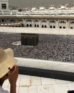 Marine El Himer Instagram - Al hamdoulillah 🕋🤲🏽🤍

Aujourd’hui, je ressens le besoin de m’adresser à vous avec le cœur, en toute transparence. Comme vous le savez, je suis une femme convertie à l’Islam, et cette démarche est l’une des plus belles choses qui me soient arrivées dans la vie. Ma foi est sincère, profonde, et chaque jour, je fais de mon mieux pour me rapprocher d’Allah, apprendre, comprendre et grandir spirituellement.

Mais malgré cela, je me sens beaucoup jugée. Mon image, mes choix, mon parcours sont constamment scrutés et critiqués. On me reproche certaines choses, on remet en question ma sincérité, on m’accuse même de salir la religion ou de chercher le buzz. Pourtant, ceux qui me connaissent vraiment savent que mon intention est pure. Je ne suis ni parfaite, ni hypocrite, et encore moins une femme qui joue avec sa foi.

La réalité, c’est que ma conversion est un cheminement, un voyage personnel qui prend du temps. On ne change pas du jour au lendemain, et je découvre chaque jour un peu plus la beauté de l’Islam. Certains aspects de ma vie professionnelle font que je suis exposée sur les réseaux sociaux, mais cela ne définit pas la profondeur de ma foi ni mon amour pour Allah.

Les critiques, je peux les entendre, mais les insultes, la moquerie et la haine gratuite, je ne peux plus les accepter. Derrière l’écran, il y a un être humain avec des émotions, une âme, une sensibilité. Je veux simplement vivre ma vie paisiblement, évoluer à mon rythme, sans avoir à me justifier en permanence.

Allah connaît mon cœur, Il sait la sincérité de ma foi, et c’est cela qui compte le plus. Alors à ceux qui me soutiennent, merci du fond du cœur. Et à ceux qui me jugent durement, je vous rappelle que nul n’est parfait et que la foi est un chemin personnel.

Je continuerai à avancer, à apprendre et à évoluer, avec Allah pour guide. Que mon message puisse apaiser les cœurs et rappeler que seul Lui est juge de nos intentions.

Avec respect et sincérité, qu’Allah vous préserve qu’Allah guide toute l’humanité.

🤲🏽🤍

Marine