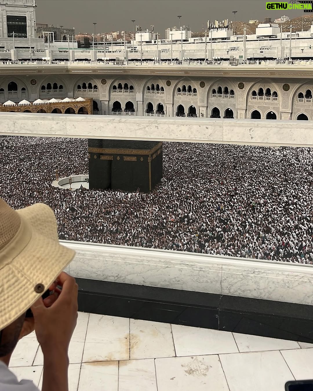 Marine El Himer - 56.3K Likes - Al hamdoulillah 🕋🤲🏽🤍
Aujourd’hui, je ressens le besoin de m’adresser à vous avec le cœur, en toute transparence. Comme vous le savez, je suis une femme convertie à l’Islam, et cette démarche est l’une des plus belles choses qui me soient arrivées dans la vie. Ma foi est sincère, profonde, et chaque jour, je fais de mon mieux pour me rapprocher d’Allah, apprendre, comprendre et grandir spirituellement.
Mais malgré cela, je me sens beaucoup jugée. Mon image, mes choix, mon parcours sont constamment scrutés et critiqués. On me reproche certaines choses, on remet en question ma sincérité, on m’accuse même de salir la religion ou de chercher le buzz. Pourtant, ceux qui me connaissent vraiment savent que mon intention est pure. Je ne suis ni parfaite, ni hypocrite, et encore moins une femme qui joue avec sa foi.
La réalité, c’est que ma conversion est un cheminement, un voyage personnel qui prend du temps. On ne change pas du jour au lendemain, et je découvre chaque jour un peu plus la beauté de l’Islam. Certains aspects de ma vie professionnelle font que je suis exposée sur les réseaux sociaux, mais cela ne définit pas la profondeur de ma foi ni mon amour pour Allah.
Les critiques, je peux les entendre, mais les insultes, la moquerie et la haine gratuite, je ne peux plus les accepter. Derrière l’écran, il y a un être humain avec des émotions, une âme, une sensibilité. Je veux simplement vivre ma vie paisiblement, évoluer à mon rythme, sans avoir à me justifier en permanence.
Allah connaît mon cœur, Il sait la sincérité de ma foi, et c’est cela qui compte le plus. Alors à ceux qui me soutiennent, merci du fond du cœur. Et à ceux qui me jugent durement, je vous rappelle que nul n’est parfait et que la foi est un chemin personnel.
Je continuerai à avancer, à apprendre et à évoluer, avec Allah pour guide. Que mon message puisse apaiser les cœurs et rappeler que seul Lui est juge de nos intentions.
Avec respect et sincérité, qu’Allah vous préserve qu’Allah guide toute l’humanité.
🤲🏽🤍
Marine