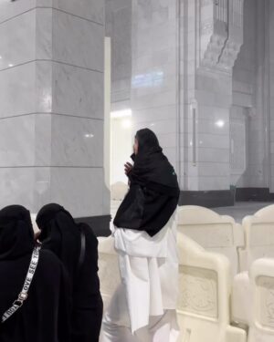 Marine El Himer Instagram - Al hamdoulillah 🕋🤲🏽🤍

Aujourd’hui, je ressens le besoin de m’adresser à vous avec le cœur, en toute transparence. Comme vous le savez, je suis une femme convertie à l’Islam, et cette démarche est l’une des plus belles choses qui me soient arrivées dans la vie. Ma foi est sincère, profonde, et chaque jour, je fais de mon mieux pour me rapprocher d’Allah, apprendre, comprendre et grandir spirituellement.

Mais malgré cela, je me sens beaucoup jugée. Mon image, mes choix, mon parcours sont constamment scrutés et critiqués. On me reproche certaines choses, on remet en question ma sincérité, on m’accuse même de salir la religion ou de chercher le buzz. Pourtant, ceux qui me connaissent vraiment savent que mon intention est pure. Je ne suis ni parfaite, ni hypocrite, et encore moins une femme qui joue avec sa foi.

La réalité, c’est que ma conversion est un cheminement, un voyage personnel qui prend du temps. On ne change pas du jour au lendemain, et je découvre chaque jour un peu plus la beauté de l’Islam. Certains aspects de ma vie professionnelle font que je suis exposée sur les réseaux sociaux, mais cela ne définit pas la profondeur de ma foi ni mon amour pour Allah.

Les critiques, je peux les entendre, mais les insultes, la moquerie et la haine gratuite, je ne peux plus les accepter. Derrière l’écran, il y a un être humain avec des émotions, une âme, une sensibilité. Je veux simplement vivre ma vie paisiblement, évoluer à mon rythme, sans avoir à me justifier en permanence.

Allah connaît mon cœur, Il sait la sincérité de ma foi, et c’est cela qui compte le plus. Alors à ceux qui me soutiennent, merci du fond du cœur. Et à ceux qui me jugent durement, je vous rappelle que nul n’est parfait et que la foi est un chemin personnel.

Je continuerai à avancer, à apprendre et à évoluer, avec Allah pour guide. Que mon message puisse apaiser les cœurs et rappeler que seul Lui est juge de nos intentions.

Avec respect et sincérité, qu’Allah vous préserve qu’Allah guide toute l’humanité.

🤲🏽🤍

Marine