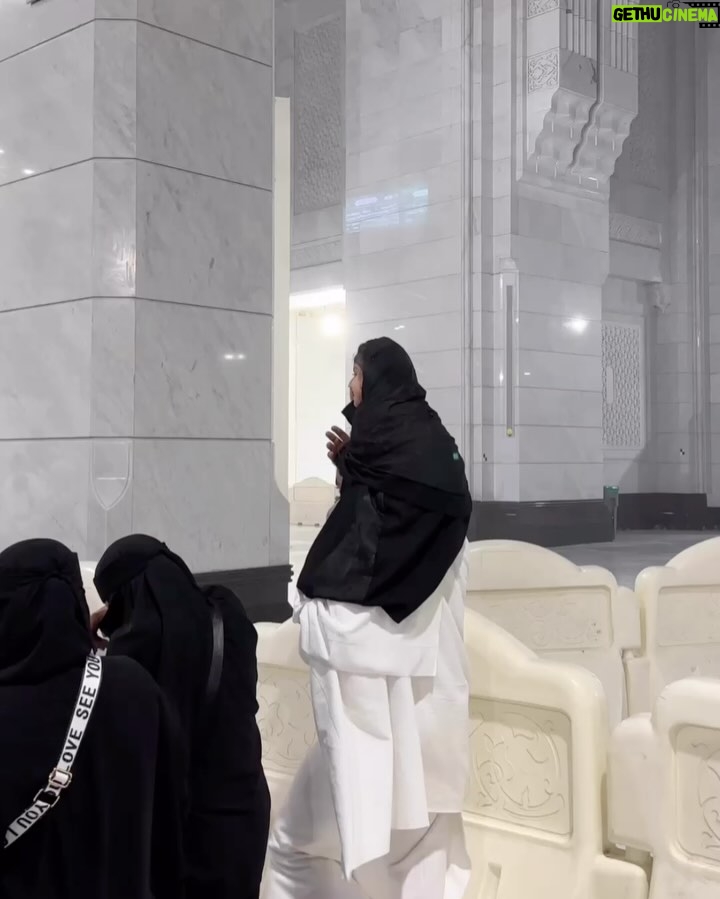 Marine El Himer - 56.3K Likes - Al hamdoulillah 🕋🤲🏽🤍
Aujourd’hui, je ressens le besoin de m’adresser à vous avec le cœur, en toute transparence. Comme vous le savez, je suis une femme convertie à l’Islam, et cette démarche est l’une des plus belles choses qui me soient arrivées dans la vie. Ma foi est sincère, profonde, et chaque jour, je fais de mon mieux pour me rapprocher d’Allah, apprendre, comprendre et grandir spirituellement.
Mais malgré cela, je me sens beaucoup jugée. Mon image, mes choix, mon parcours sont constamment scrutés et critiqués. On me reproche certaines choses, on remet en question ma sincérité, on m’accuse même de salir la religion ou de chercher le buzz. Pourtant, ceux qui me connaissent vraiment savent que mon intention est pure. Je ne suis ni parfaite, ni hypocrite, et encore moins une femme qui joue avec sa foi.
La réalité, c’est que ma conversion est un cheminement, un voyage personnel qui prend du temps. On ne change pas du jour au lendemain, et je découvre chaque jour un peu plus la beauté de l’Islam. Certains aspects de ma vie professionnelle font que je suis exposée sur les réseaux sociaux, mais cela ne définit pas la profondeur de ma foi ni mon amour pour Allah.
Les critiques, je peux les entendre, mais les insultes, la moquerie et la haine gratuite, je ne peux plus les accepter. Derrière l’écran, il y a un être humain avec des émotions, une âme, une sensibilité. Je veux simplement vivre ma vie paisiblement, évoluer à mon rythme, sans avoir à me justifier en permanence.
Allah connaît mon cœur, Il sait la sincérité de ma foi, et c’est cela qui compte le plus. Alors à ceux qui me soutiennent, merci du fond du cœur. Et à ceux qui me jugent durement, je vous rappelle que nul n’est parfait et que la foi est un chemin personnel.
Je continuerai à avancer, à apprendre et à évoluer, avec Allah pour guide. Que mon message puisse apaiser les cœurs et rappeler que seul Lui est juge de nos intentions.
Avec respect et sincérité, qu’Allah vous préserve qu’Allah guide toute l’humanité.
🤲🏽🤍
Marine