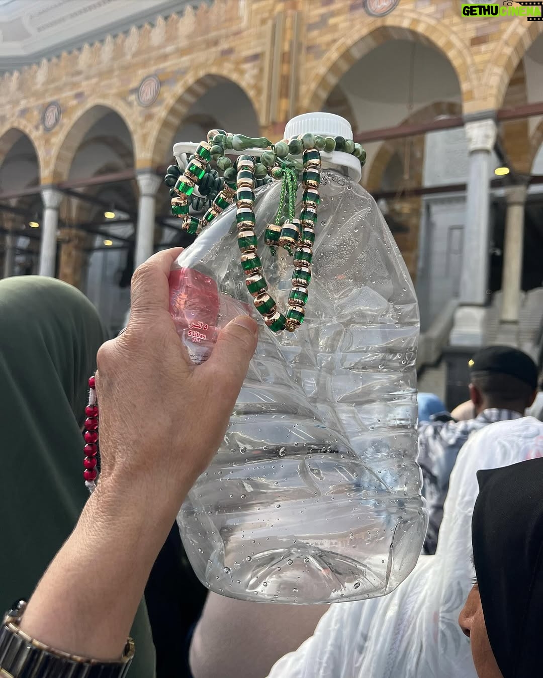 Marine El Himer - 56.3K Likes - Al hamdoulillah 🕋🤲🏽🤍
Aujourd’hui, je ressens le besoin de m’adresser à vous avec le cœur, en toute transparence. Comme vous le savez, je suis une femme convertie à l’Islam, et cette démarche est l’une des plus belles choses qui me soient arrivées dans la vie. Ma foi est sincère, profonde, et chaque jour, je fais de mon mieux pour me rapprocher d’Allah, apprendre, comprendre et grandir spirituellement.
Mais malgré cela, je me sens beaucoup jugée. Mon image, mes choix, mon parcours sont constamment scrutés et critiqués. On me reproche certaines choses, on remet en question ma sincérité, on m’accuse même de salir la religion ou de chercher le buzz. Pourtant, ceux qui me connaissent vraiment savent que mon intention est pure. Je ne suis ni parfaite, ni hypocrite, et encore moins une femme qui joue avec sa foi.
La réalité, c’est que ma conversion est un cheminement, un voyage personnel qui prend du temps. On ne change pas du jour au lendemain, et je découvre chaque jour un peu plus la beauté de l’Islam. Certains aspects de ma vie professionnelle font que je suis exposée sur les réseaux sociaux, mais cela ne définit pas la profondeur de ma foi ni mon amour pour Allah.
Les critiques, je peux les entendre, mais les insultes, la moquerie et la haine gratuite, je ne peux plus les accepter. Derrière l’écran, il y a un être humain avec des émotions, une âme, une sensibilité. Je veux simplement vivre ma vie paisiblement, évoluer à mon rythme, sans avoir à me justifier en permanence.
Allah connaît mon cœur, Il sait la sincérité de ma foi, et c’est cela qui compte le plus. Alors à ceux qui me soutiennent, merci du fond du cœur. Et à ceux qui me jugent durement, je vous rappelle que nul n’est parfait et que la foi est un chemin personnel.
Je continuerai à avancer, à apprendre et à évoluer, avec Allah pour guide. Que mon message puisse apaiser les cœurs et rappeler que seul Lui est juge de nos intentions.
Avec respect et sincérité, qu’Allah vous préserve qu’Allah guide toute l’humanité.
🤲🏽🤍
Marine