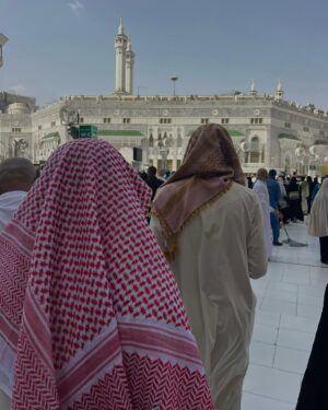 Marine El Himer Instagram - Al hamdoulillah 🕋🤲🏽🤍

Aujourd’hui, je ressens le besoin de m’adresser à vous avec le cœur, en toute transparence. Comme vous le savez, je suis une femme convertie à l’Islam, et cette démarche est l’une des plus belles choses qui me soient arrivées dans la vie. Ma foi est sincère, profonde, et chaque jour, je fais de mon mieux pour me rapprocher d’Allah, apprendre, comprendre et grandir spirituellement.

Mais malgré cela, je me sens beaucoup jugée. Mon image, mes choix, mon parcours sont constamment scrutés et critiqués. On me reproche certaines choses, on remet en question ma sincérité, on m’accuse même de salir la religion ou de chercher le buzz. Pourtant, ceux qui me connaissent vraiment savent que mon intention est pure. Je ne suis ni parfaite, ni hypocrite, et encore moins une femme qui joue avec sa foi.

La réalité, c’est que ma conversion est un cheminement, un voyage personnel qui prend du temps. On ne change pas du jour au lendemain, et je découvre chaque jour un peu plus la beauté de l’Islam. Certains aspects de ma vie professionnelle font que je suis exposée sur les réseaux sociaux, mais cela ne définit pas la profondeur de ma foi ni mon amour pour Allah.

Les critiques, je peux les entendre, mais les insultes, la moquerie et la haine gratuite, je ne peux plus les accepter. Derrière l’écran, il y a un être humain avec des émotions, une âme, une sensibilité. Je veux simplement vivre ma vie paisiblement, évoluer à mon rythme, sans avoir à me justifier en permanence.

Allah connaît mon cœur, Il sait la sincérité de ma foi, et c’est cela qui compte le plus. Alors à ceux qui me soutiennent, merci du fond du cœur. Et à ceux qui me jugent durement, je vous rappelle que nul n’est parfait et que la foi est un chemin personnel.

Je continuerai à avancer, à apprendre et à évoluer, avec Allah pour guide. Que mon message puisse apaiser les cœurs et rappeler que seul Lui est juge de nos intentions.

Avec respect et sincérité, qu’Allah vous préserve qu’Allah guide toute l’humanité.

🤲🏽🤍

Marine