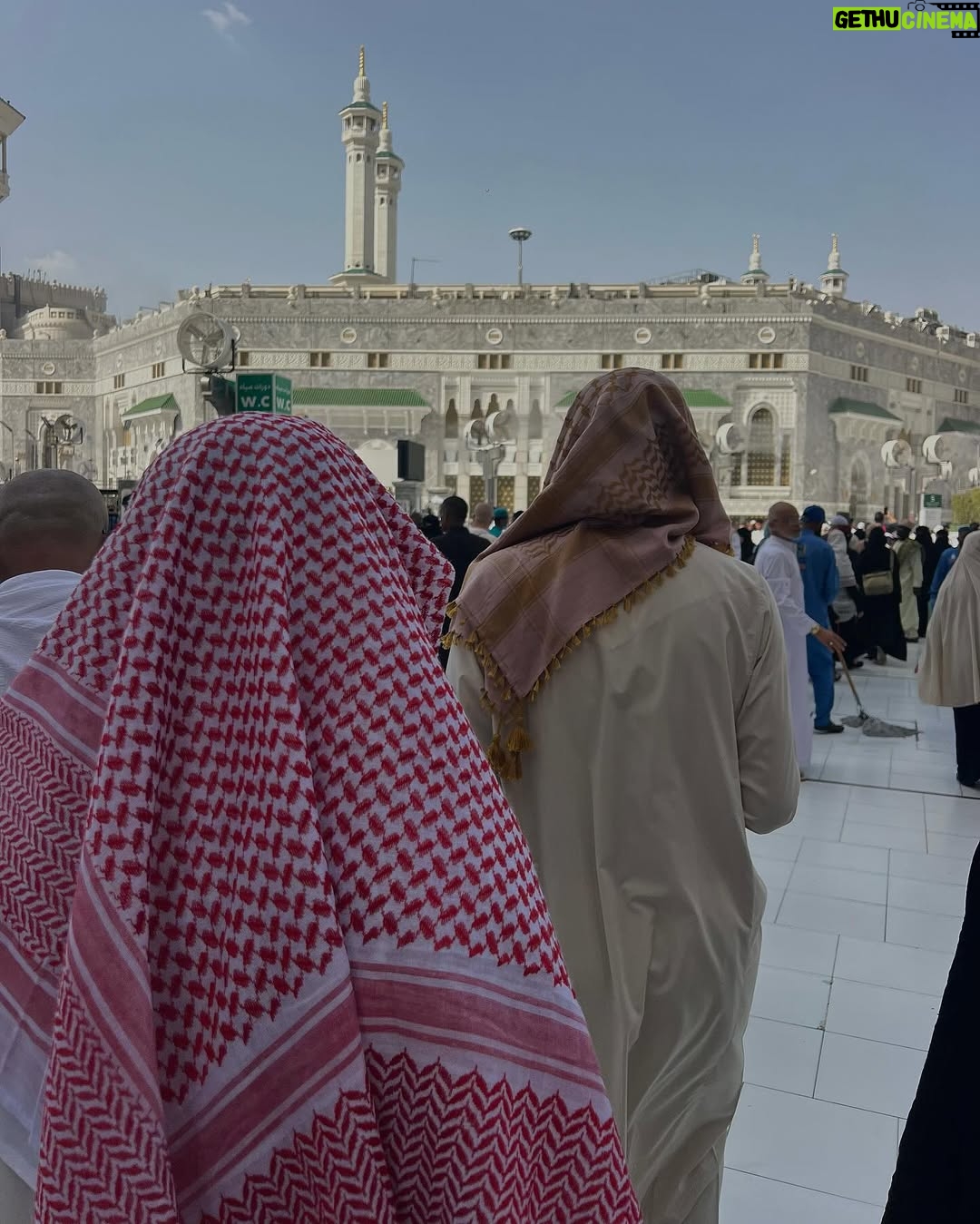Marine El Himer - 56.3K Likes - Al hamdoulillah 🕋🤲🏽🤍
Aujourd’hui, je ressens le besoin de m’adresser à vous avec le cœur, en toute transparence. Comme vous le savez, je suis une femme convertie à l’Islam, et cette démarche est l’une des plus belles choses qui me soient arrivées dans la vie. Ma foi est sincère, profonde, et chaque jour, je fais de mon mieux pour me rapprocher d’Allah, apprendre, comprendre et grandir spirituellement.
Mais malgré cela, je me sens beaucoup jugée. Mon image, mes choix, mon parcours sont constamment scrutés et critiqués. On me reproche certaines choses, on remet en question ma sincérité, on m’accuse même de salir la religion ou de chercher le buzz. Pourtant, ceux qui me connaissent vraiment savent que mon intention est pure. Je ne suis ni parfaite, ni hypocrite, et encore moins une femme qui joue avec sa foi.
La réalité, c’est que ma conversion est un cheminement, un voyage personnel qui prend du temps. On ne change pas du jour au lendemain, et je découvre chaque jour un peu plus la beauté de l’Islam. Certains aspects de ma vie professionnelle font que je suis exposée sur les réseaux sociaux, mais cela ne définit pas la profondeur de ma foi ni mon amour pour Allah.
Les critiques, je peux les entendre, mais les insultes, la moquerie et la haine gratuite, je ne peux plus les accepter. Derrière l’écran, il y a un être humain avec des émotions, une âme, une sensibilité. Je veux simplement vivre ma vie paisiblement, évoluer à mon rythme, sans avoir à me justifier en permanence.
Allah connaît mon cœur, Il sait la sincérité de ma foi, et c’est cela qui compte le plus. Alors à ceux qui me soutiennent, merci du fond du cœur. Et à ceux qui me jugent durement, je vous rappelle que nul n’est parfait et que la foi est un chemin personnel.
Je continuerai à avancer, à apprendre et à évoluer, avec Allah pour guide. Que mon message puisse apaiser les cœurs et rappeler que seul Lui est juge de nos intentions.
Avec respect et sincérité, qu’Allah vous préserve qu’Allah guide toute l’humanité.
🤲🏽🤍
Marine