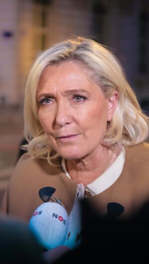 Marine Le Pen Instagram - Je ne peux que me réjouir lorsque des dirigeants se mettent autour d’une table pour parler de la paix, surtout quand le président français, lui, ne cesse de parler de la guerre.