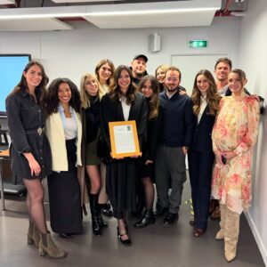 Marine Lorphelin Instagram - Quelle semaine (Partie 1) 🥹🎓

Docteur devant ma famille et mes amis, c’est beaucoup d’émotions ! 

Puis un joli moment de fête après la soutenance chez @maisonsauvageparis : décoration chaleureuse, desserts à tomber par terre (le cheesecake OMG🤤) et des recettes salées savoureuses et équilibrées. 
Avec un ban Bourguignon, évidemment ! 

Merci à tous pour vos messages que j’ai reçu par centaines 💕